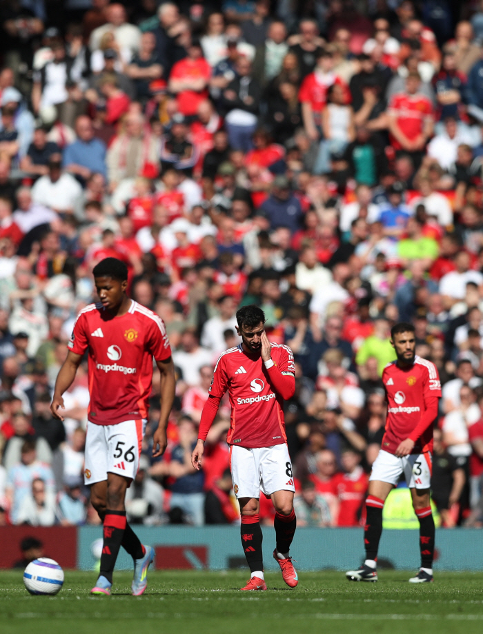 Manchester United fan angered by the catastrophic performance of the worst recruitment of 100 billion men in Manchester United's history, calls for returning No. 7 jersey number
