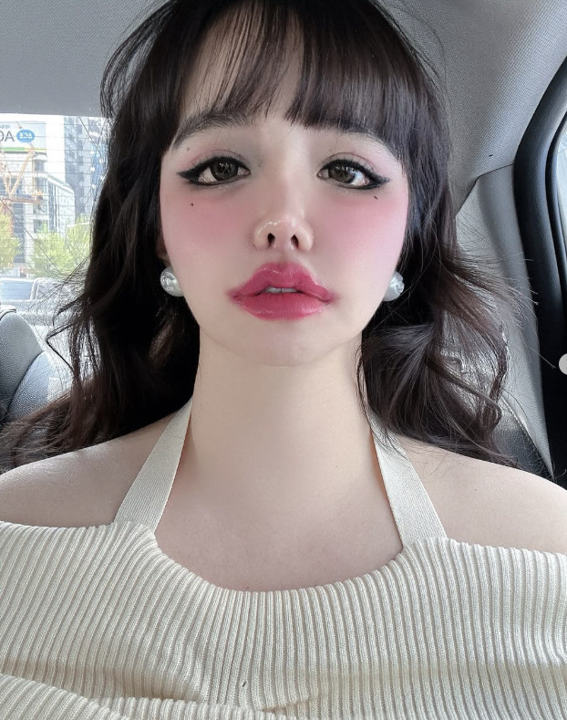 Park Bom, smudged lips and eyeliner...I'm worried about my change after explaining the filter no