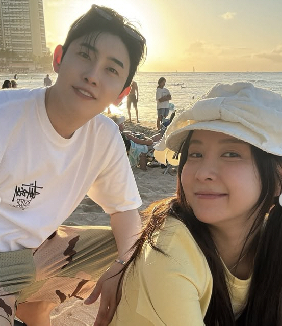 Eun Ga-eun ♥ Park Hyun-ho, as you can see, the newlyweds' bold touch..Hawaii's new book, honey