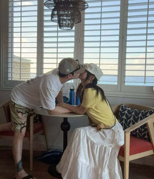 Eun Ga-eun ♥ Park Hyun-ho, as you can see, the newlyweds' bold touch..Hawaii's new book, honey