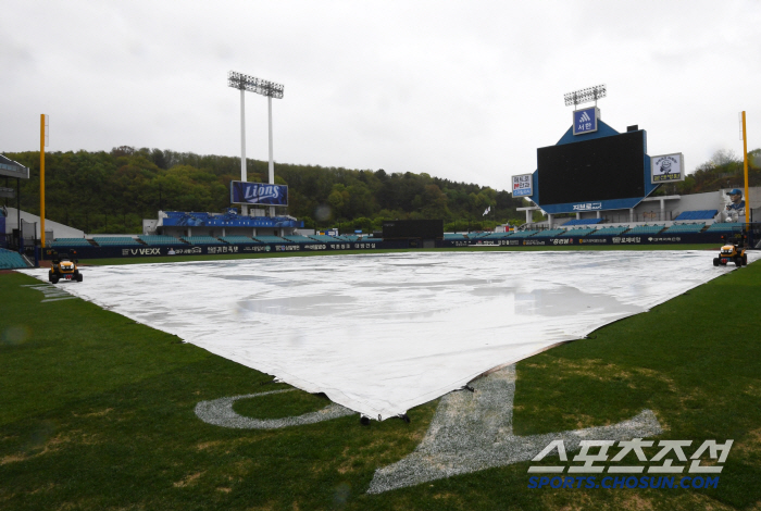 It's up to the sky Lions Park, which is continuing a weak rain, is uncertain whether Samsung Kia will hold a match 