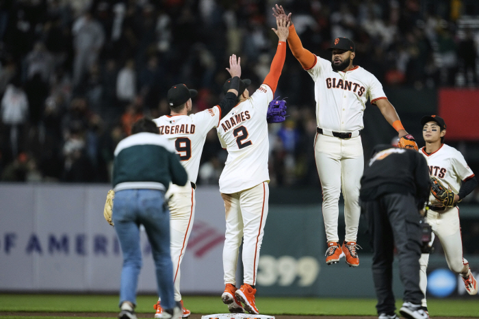 You can't play in April? Is this what you're talking about? Lee Jung-hoo's RBI eating 259.4 billion FA's shabby excuse, SF's stomach is burning