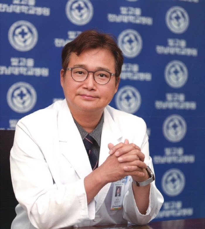 Kim Myung-sun, the new head of Chonnam National University's Bitgoeul Hospital, made leadership efforts without fear of change