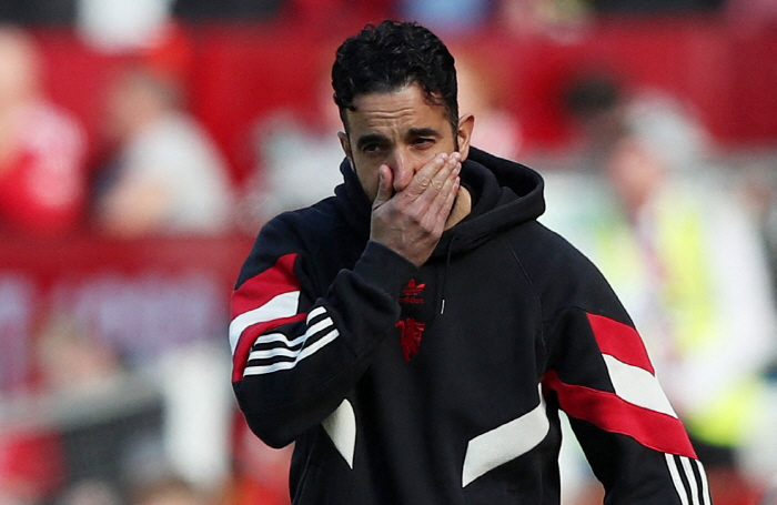 Manchester United fans are bursting with anger! Amorim's shock replacement → Who is the main character of the possible appointment of a shocking director? England Clinsman