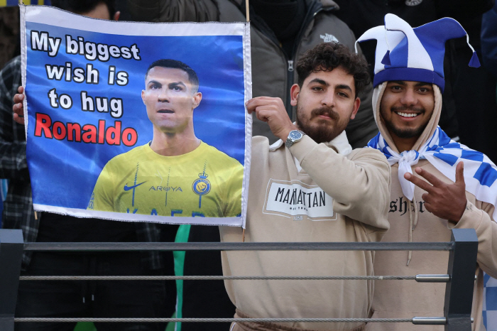 Ronaldo, come to Greece and prove it. Soccer senior's open love call...Alnasr contract expiration
