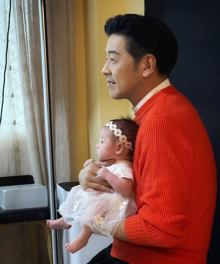 Ryu Siwon, ♥ 19 years younger wife  stroll with my daughter, peaceful with my family
