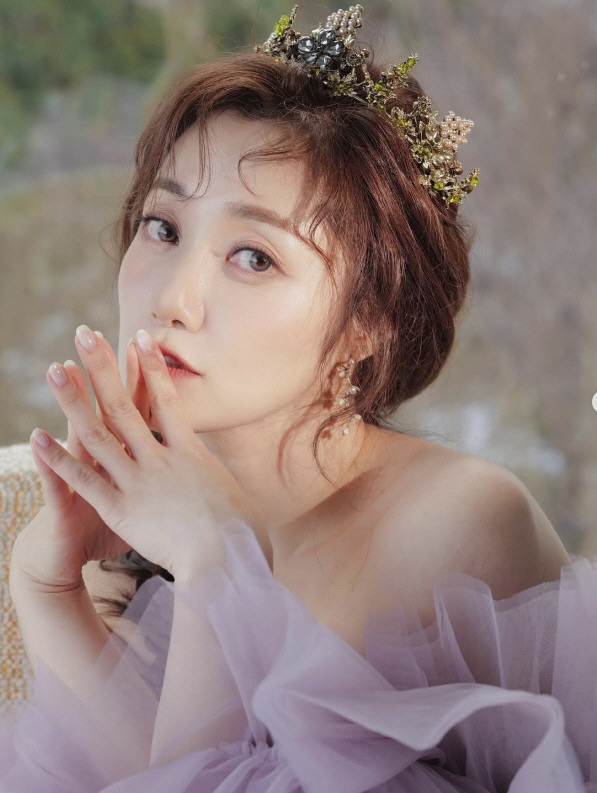 9 Muses Ryusera Reveals Elegant Wedding Site...a glitzy wedding dress
