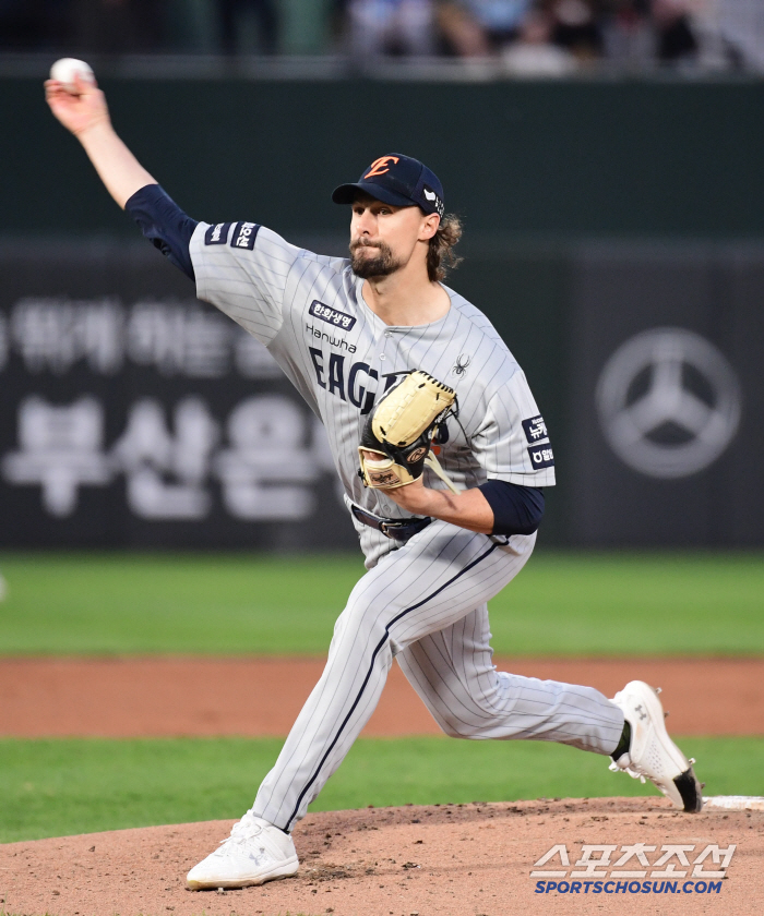 Mr. Zero, who was stabbed in the back by director Kim Kyung-moon, is this good? a finishing pitcher with a zero ERA