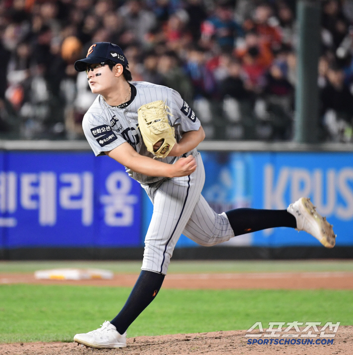 Mr. Zero, who was stabbed in the back by director Kim Kyung-moon, is this good? a finishing pitcher with a zero ERA