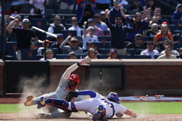 With Soto's shoulders like this, a throw like this? If you rank 44th in the OPS, you need to defend to be the first Bodhisattva of the season with 1.931 trillion won