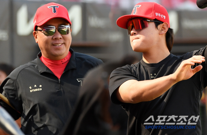 How was Kim Do Young's 10-second performance with 20,000 enthusiasts. Pinch-hitter → First pitch slam → equalizer → Pinch-hitter This all happened in a minute