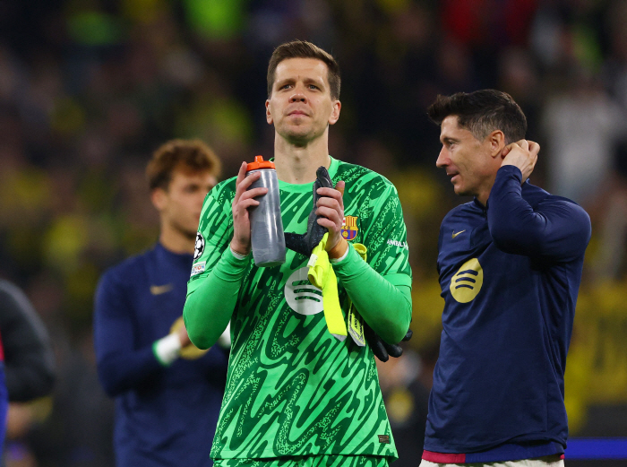 Lost the fight with cigarettes, turned into a smoking villain goalkeeper anti-smoking evangelist?Please do not copy the smoking of penance in the media interview