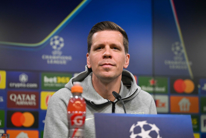 Lost the fight with cigarettes, turned into a smoking villain goalkeeper anti-smoking evangelist?Please do not copy the smoking of penance in the media interview