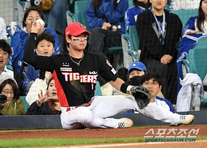 Sighing on suffocation defense → Samsung fans who reached out to protect KIA shortstop Park Chan-ho warm instinct