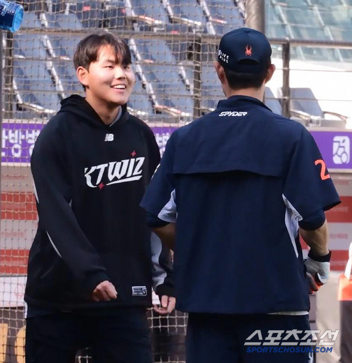 Why is the opponent coming here? The junior, who ran to Shim Woo-joon, left the game and greeted the senior