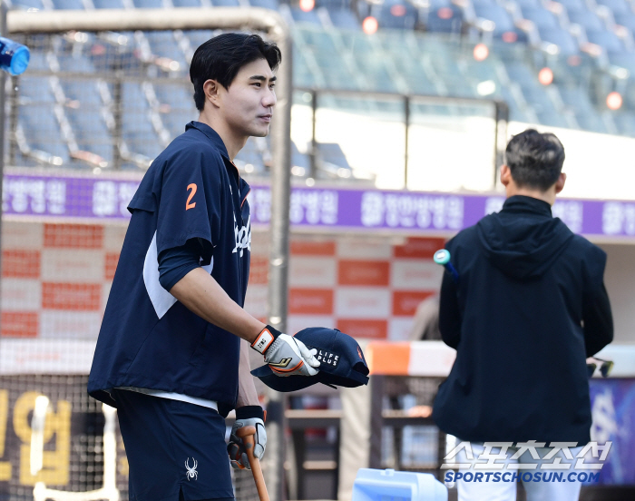 Why is the opponent coming here? The junior, who ran to Shim Woo-joon, left the game and greeted the senior