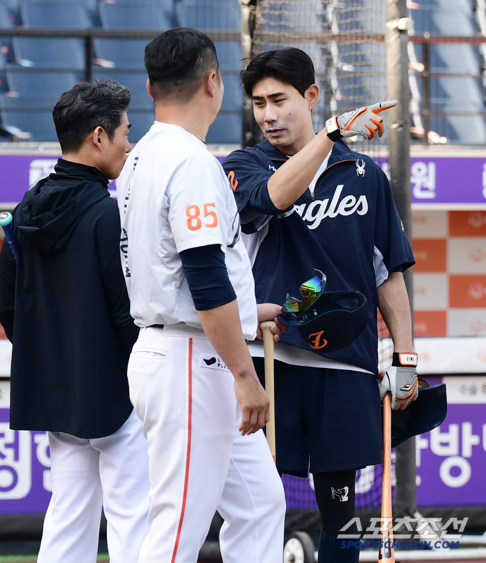 Why is the opponent coming here? The junior, who ran to Shim Woo-joon, left the game and greeted the senior