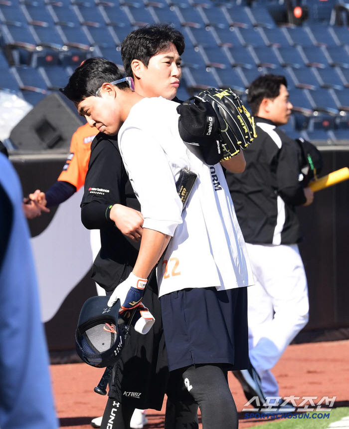 Why is the opponent coming here? The junior, who ran to Shim Woo-joon, left the game and greeted the senior