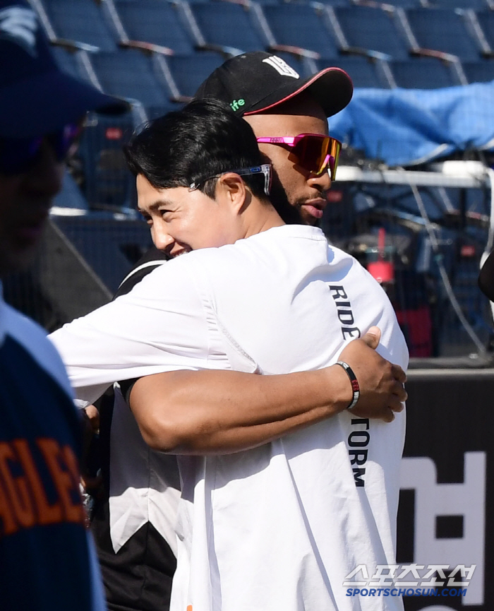 Why is the opponent coming here? The junior, who ran to Shim Woo-joon, left the game and greeted the senior