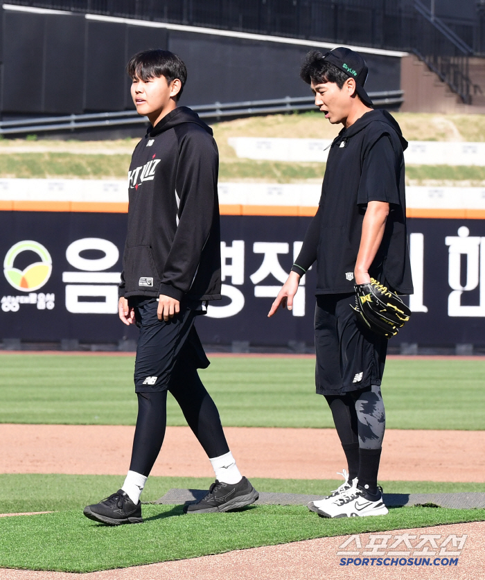 Why is the opponent coming here? The junior, who ran to Shim Woo-joon, left the game and greeted the senior