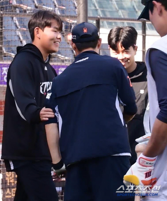 Why is the opponent coming here? The junior, who ran to Shim Woo-joon, left the game and greeted the senior