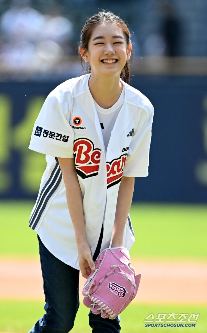  Park Soyee, cute smile with eyes