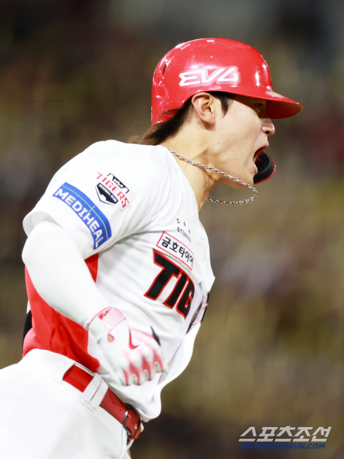 Superstar KIM DO YOUNG is back A beast who came out as a pinch hitter and roared to the heart of the first pitch