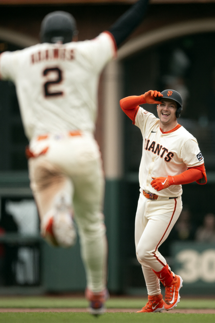 Are you number one in ERA? I'm Lee Junghoo! SF's flagship hitter Lee Jung-hoo succeeded in targeting the current MLB's best pitcher. 4G consecutive hits  Team jumps to second place with lucky walk-off win