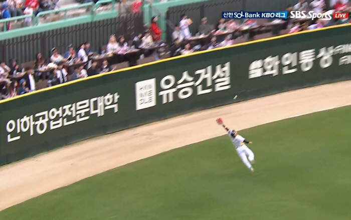 It was a ball that no one could catch SSG fans who sighed changed the history of automatic standing supercatch 