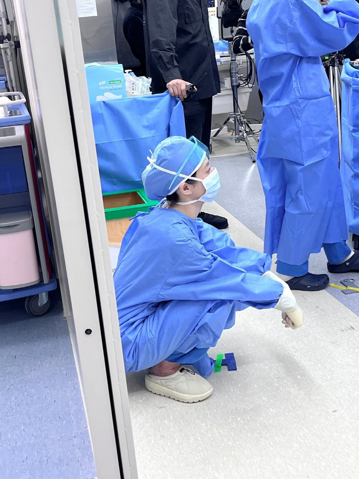  Ko Yunjung's belly button is here..In front of the camera, the furry 女 actor is the best