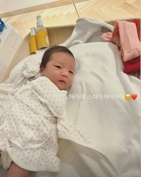 Son Dambi's daughter looks like a beautiful mom who is complete in 2 weeks of age