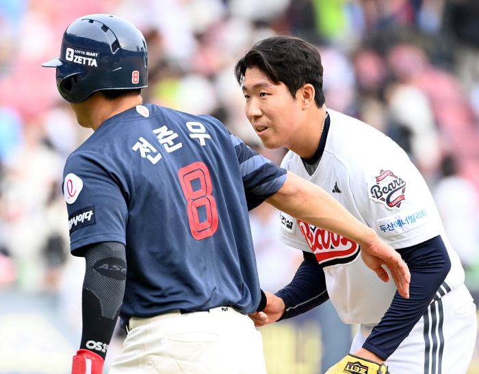 You're so sweet! Giants Captain's touch and eye smile that encouraged the junior who felt sorry for throwing sand dunes