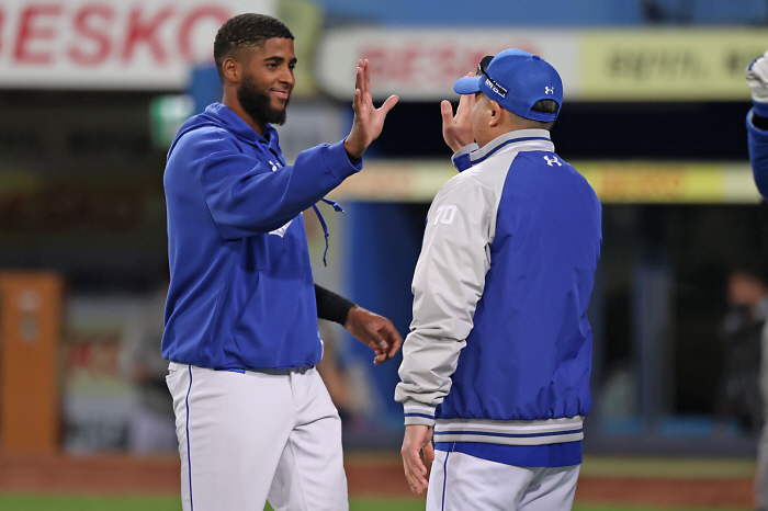 Change to Team Elko? A foreign hitter with a three-time MVP-class champion who almost got kicked out amid strong criticism, needs patience...