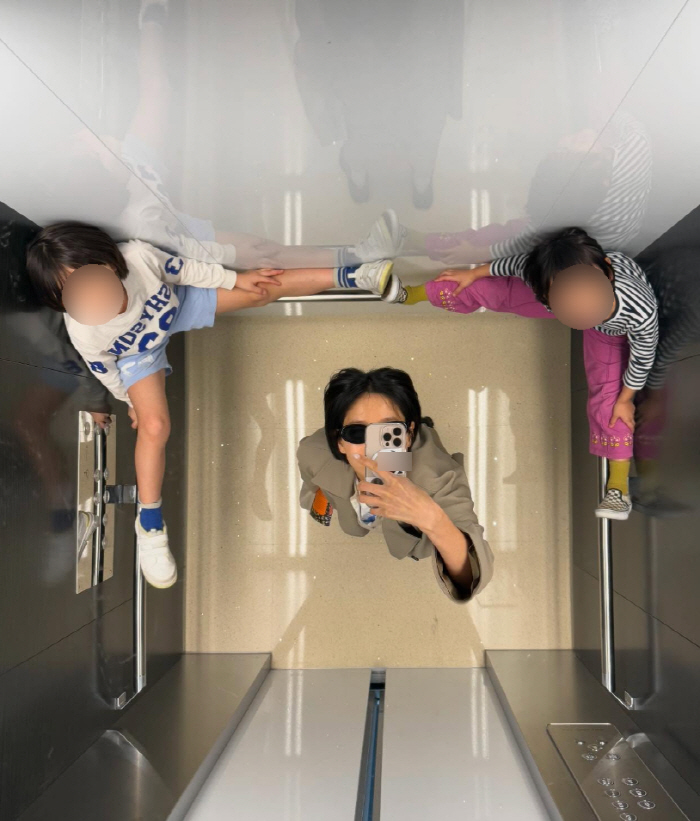 Kim Na-young's two sons put on shoes and put them on the handle of the elevator..You're good at pointing out your manners