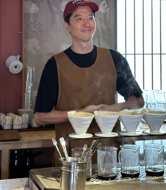 There's a buzz around, and Lee Dong-gun is relaxed...Jeju Cafe's extreme atmosphere 