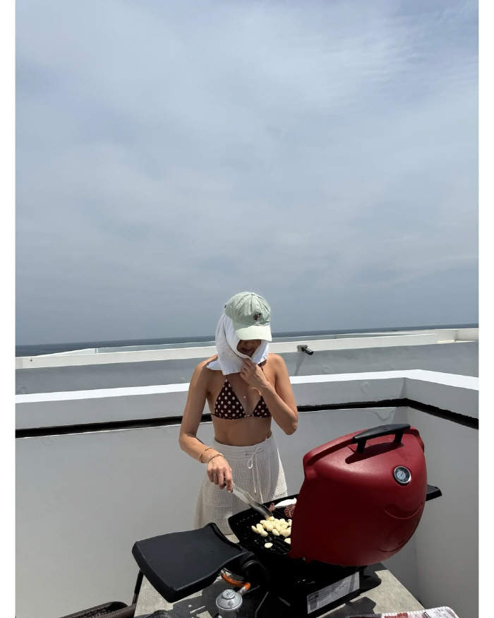 女 Announcer in his 50s showing off his bikini after dropping out of the show...He's drawing attention with his perfect body. 