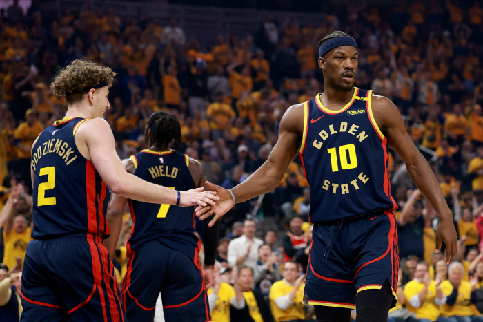 Curry! It's okay to be sluggish. Jimmy Butler PO's strength. Most points in the team  12 free throws. 100%. Golden State overpowered Houston by 3 points