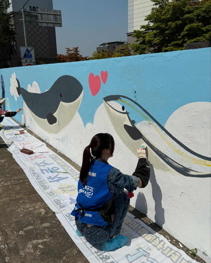 Park Ha-sun, for the children who did the good work of painting murals..It's not hard at all