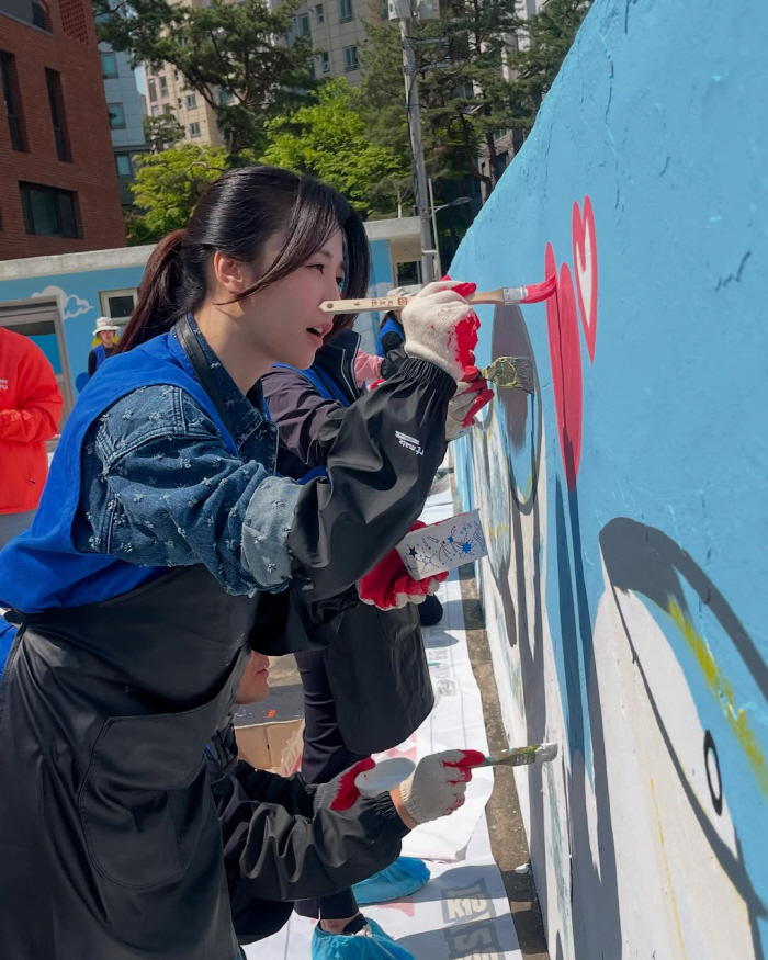Park Ha-sun, for the children who did the good work of painting murals..It's not hard at all