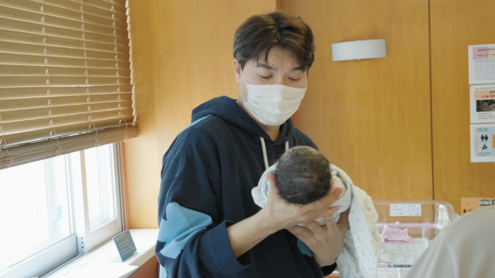 Park Soo-hong, crying with the staff as she sees the birth..The scene of the birth of tears (my baby was born)