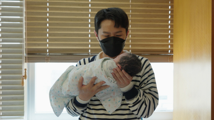 Park Soo-hong, crying with the staff as she sees the birth..The scene of the birth of tears (my baby was born)