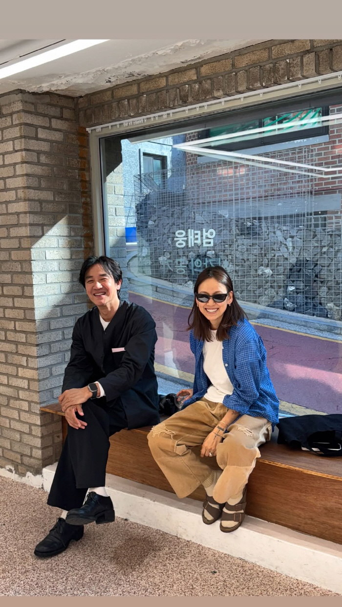 As expected, Lee Hyo-ri, bare-faced  everyday style is hot. Um Tae-woong's photo exhibition is here to cheer