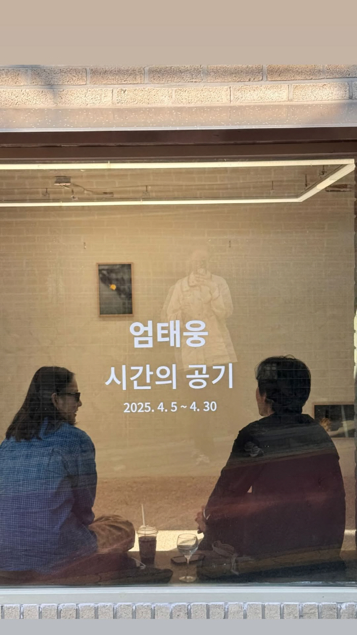 As expected, Lee Hyo-ri, bare-faced  everyday style is hot. Um Tae-woong's photo exhibition is here to cheer