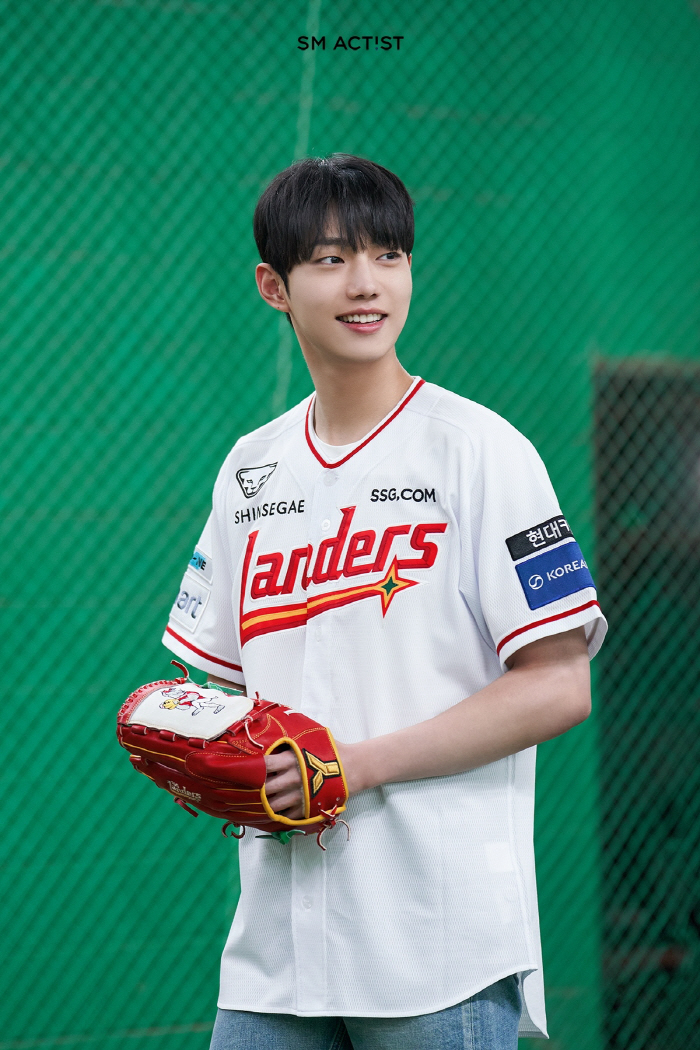 Barney and her brothers, Cho Joon-young, will try the first pitch of their lives...I was nervous but it was different
