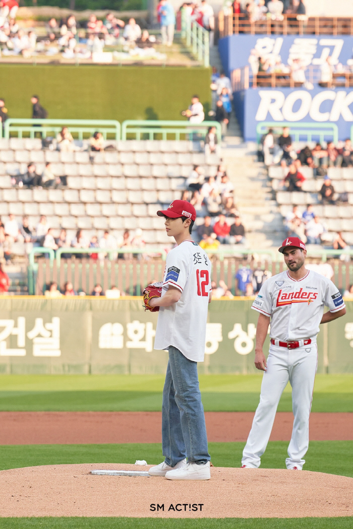 Barney and her brothers, Cho Joon-young, will try the first pitch of their lives...I was nervous but it was different