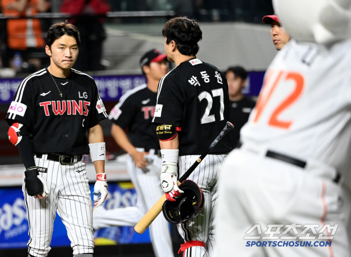 He also caught a home run and managed to come from behind, but this time, the bullpen's betrayal has lost four games in a row. Three consecutive loosings. Until the first sweep-loss crisis. How far will LG fall in the first round? 