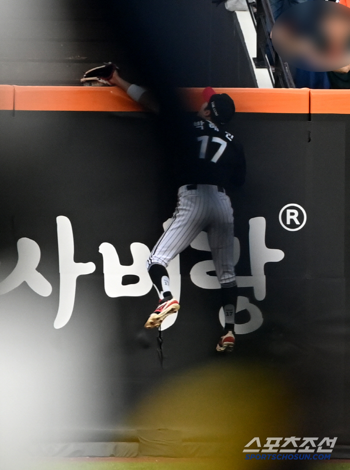 He also caught a home run and managed to come from behind, but this time, the bullpen's betrayal has lost four games in a row. Three consecutive loosings. Until the first sweep-loss crisis. How far will LG fall in the first round? 
