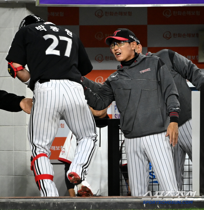 He also caught a home run and managed to come from behind, but this time, the bullpen's betrayal has lost four games in a row. Three consecutive loosings. Until the first sweep-loss crisis. How far will LG fall in the first round? 