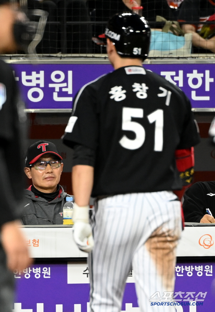 He also caught a home run and managed to come from behind, but this time, the bullpen's betrayal has lost four games in a row. Three consecutive loosings. Until the first sweep-loss crisis. How far will LG fall in the first round? 