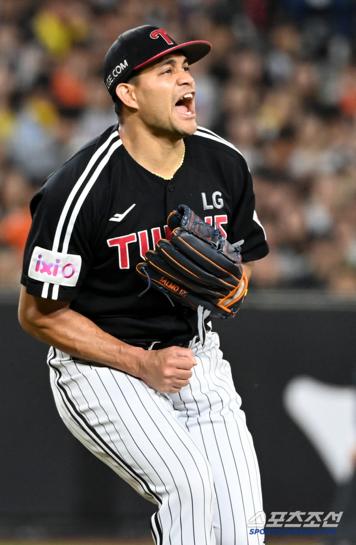 He also caught a home run and managed to come from behind, but this time, the bullpen's betrayal has lost four games in a row. Three consecutive loosings. Until the first sweep-loss crisis. How far will LG fall in the first round? 